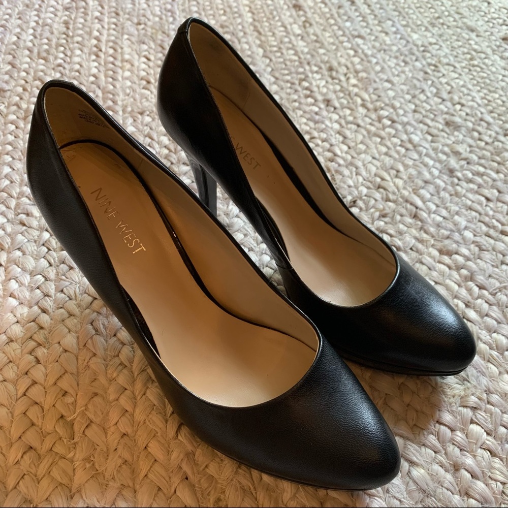 Nine West Classic black leather platform pumps with almond shape toe size 8 1/2